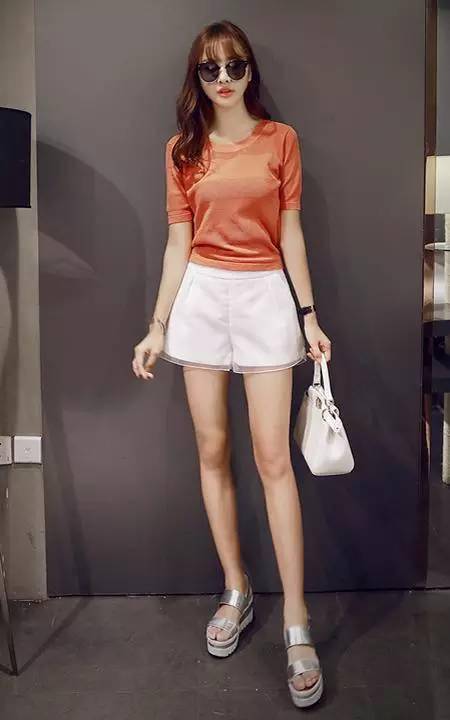 衬衣+短裤 初秋这样穿 气质优雅美翻了‘hth官网入口’(图4)
衬衣+短裤 初秋这样穿 气质优雅美翻了‘hth官网入口’(图4)