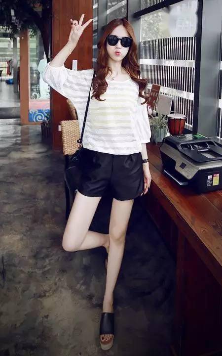 衬衣+短裤 初秋这样穿 气质优雅美翻了‘hth官网入口’(图5)
衬衣+短裤 初秋这样穿 气质优雅美翻了‘hth官网入口’(图5)