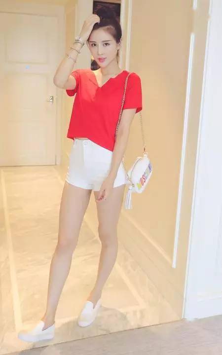 衬衣+短裤 初秋这样穿 气质优雅美翻了‘hth官网入口’(图8)
衬衣+短裤 初秋这样穿 气质优雅美翻了‘hth官网入口’(图8)
