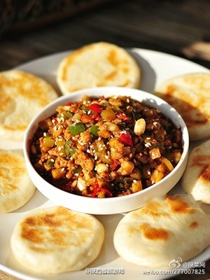 hth官网入口|男士夏天穿衣清爽悦目不难!(图2) 华体会体育hth官方网站