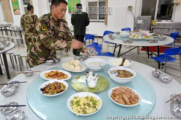 【hth官网入口】
男生要怎么搭配裤子和鞋子?不止关系到腿长(图1) 华体会体育hth官方网站