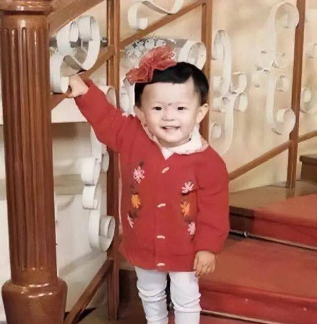 hth官网入口：
明星小时候的照片 一眼就能认出来(图9)