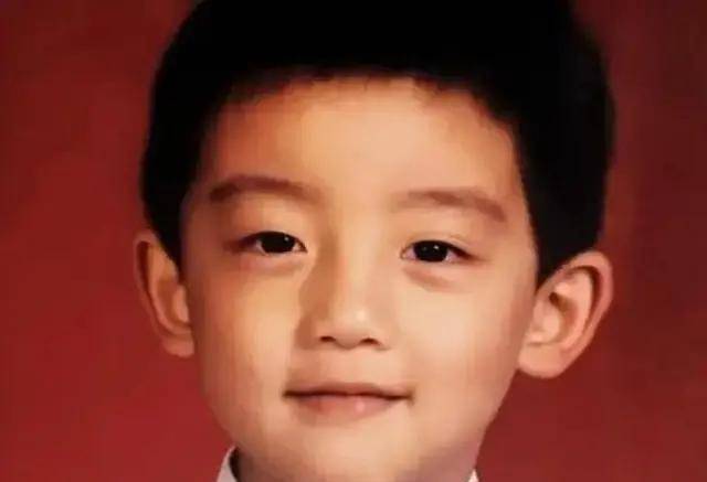 hth官网入口：
明星小时候的照片 一眼就能认出来(图11)