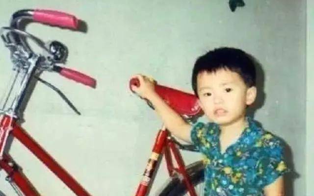 hth官网入口：
明星小时候的照片 一眼就能认出来(图10)