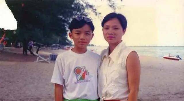 hth官网入口：
明星小时候的照片 一眼就能认出来(图13)