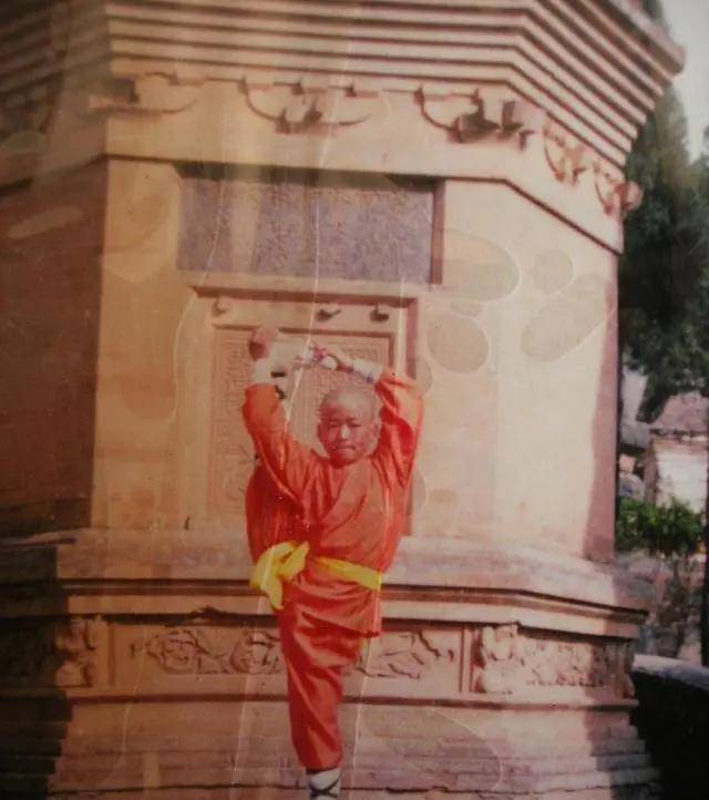 hth官网入口：
明星小时候的照片 一眼就能认出来(图14)