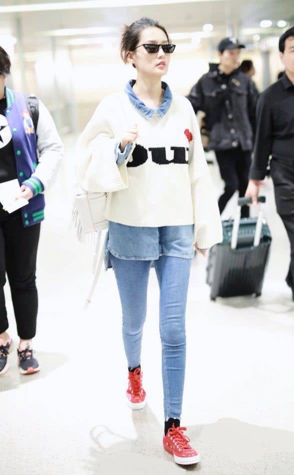 hth官网入口|
李沁把鞋带绑在脚上 不意时髦有个性 还展现出“木料腿”!(图9) hth官网入口|
李沁把鞋带绑在脚上 不意时髦有个性 还展现出“木料腿”!(图9)