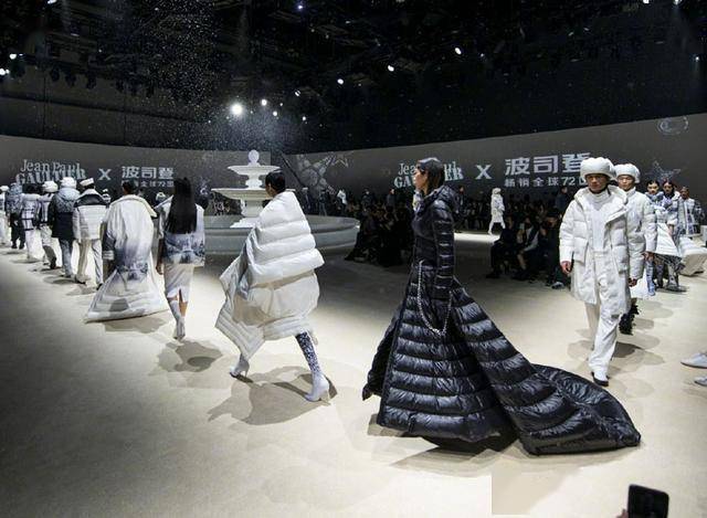 华体会体育hth官方网站_
羽绒服与球鞋段位对比:北面如同AJ 波司登也就李宁安踏的水平(图4) 华体会体育hth官方网站_
羽绒服与球鞋段位对比:北面如同AJ 波司登也就李宁安踏的水平(图4)