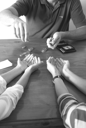 ‘hth官网入口’淅川县西簧乡中心小学安全有序地将2020春期课本送到学生手中(图1) hth官网入口