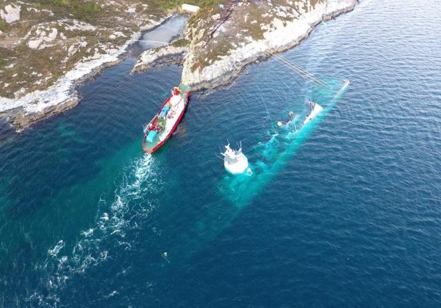 文章个性造型 一条破洞牛仔裤穿出潮水范 原来他也这么敢穿‘华体会体育hth官方网站’(图1) hth官网入口