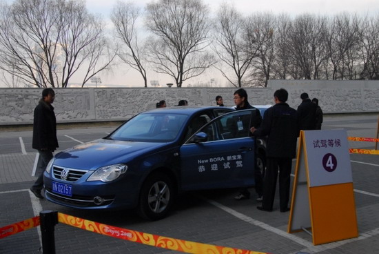 时髦又舒适,潮男的奶茶色和白色休闲鞋穿搭功略!“华体会体育hth官方网站”(图2) 华体会体育hth官方网站