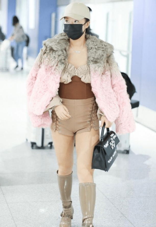 *
王菊真的不怕冷!大冬天还穿只到大腿根的短裤 连靴子都比裤子长_hth官网入口(图1) *
王菊真的不怕冷!大冬天还穿只到大腿根的短裤 连靴子都比裤子长_hth官网入口(图1)