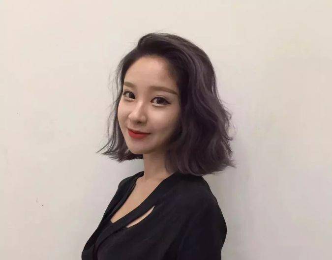 “华体会体育hth官方网站”
你的发型已过时 “齐下巴烫” 让你2020变美变时髦(图2)