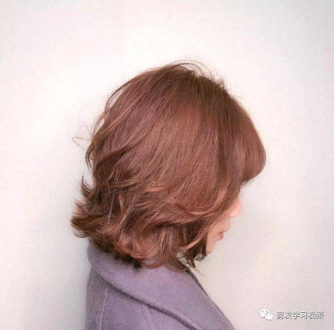 “华体会体育hth官方网站”
你的发型已过时 “齐下巴烫” 让你2020变美变时髦(图12)