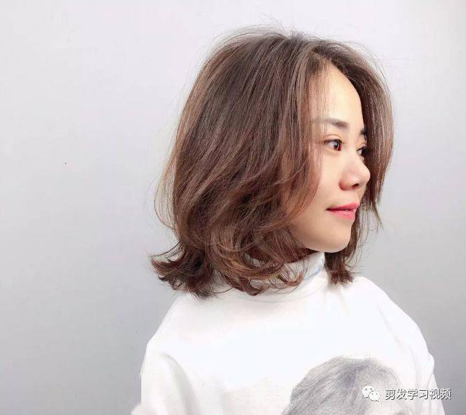 “华体会体育hth官方网站”
你的发型已过时 “齐下巴烫” 让你2020变美变时髦(图14)