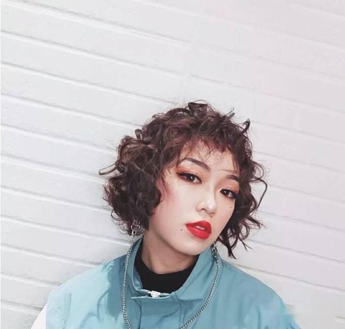 “华体会体育hth官方网站”
你的发型已过时 “齐下巴烫” 让你2020变美变时髦(图17)