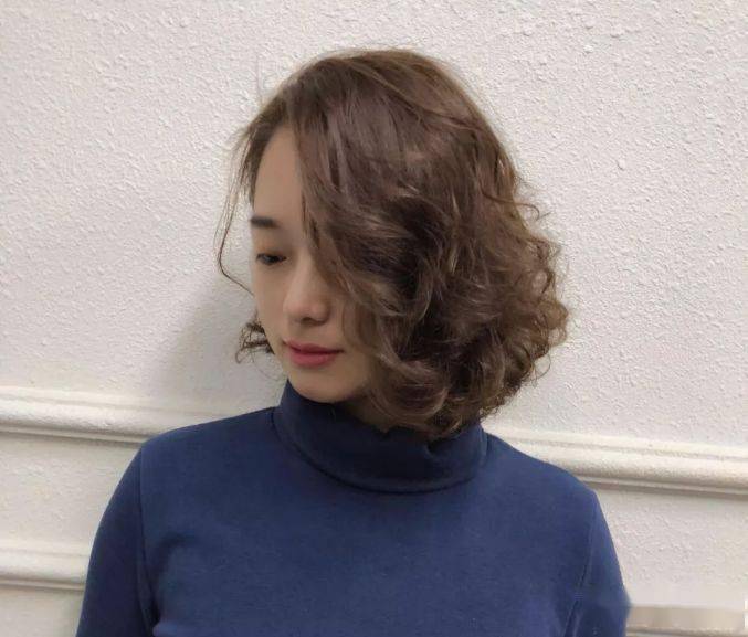 “华体会体育hth官方网站”
你的发型已过时 “齐下巴烫” 让你2020变美变时髦(图16)