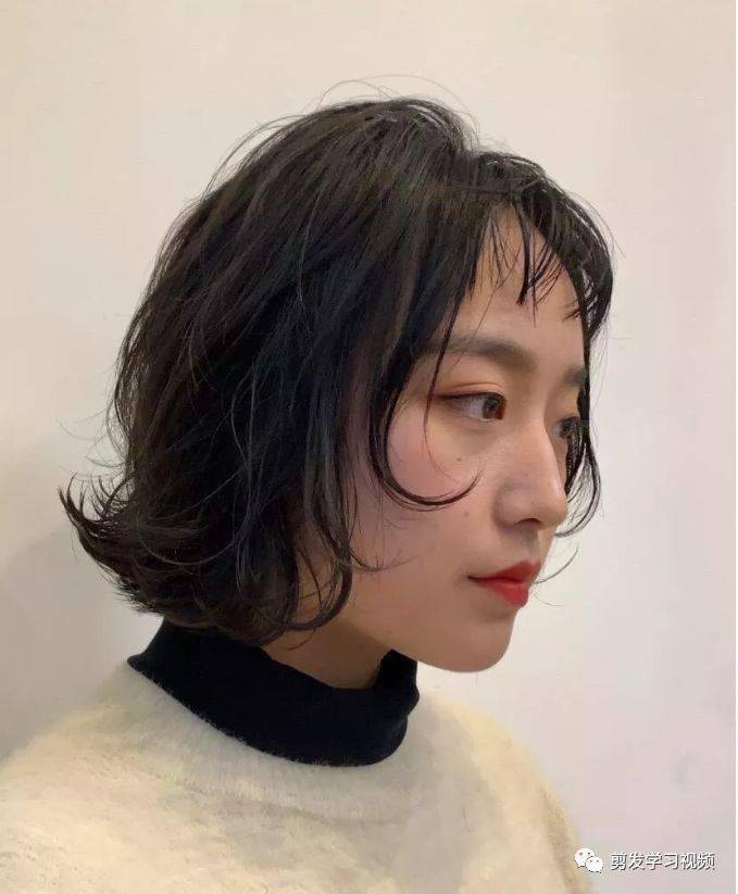 “华体会体育hth官方网站”
你的发型已过时 “齐下巴烫” 让你2020变美变时髦(图27)