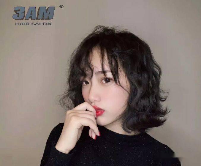 “华体会体育hth官方网站”
你的发型已过时 “齐下巴烫” 让你2020变美变时髦(图24)