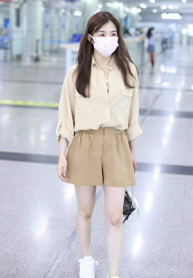 
张含韵引领燕麦色时尚 衬衫搭配短裤清新减龄 秋天这么穿真养眼|hth官网入口(图2)