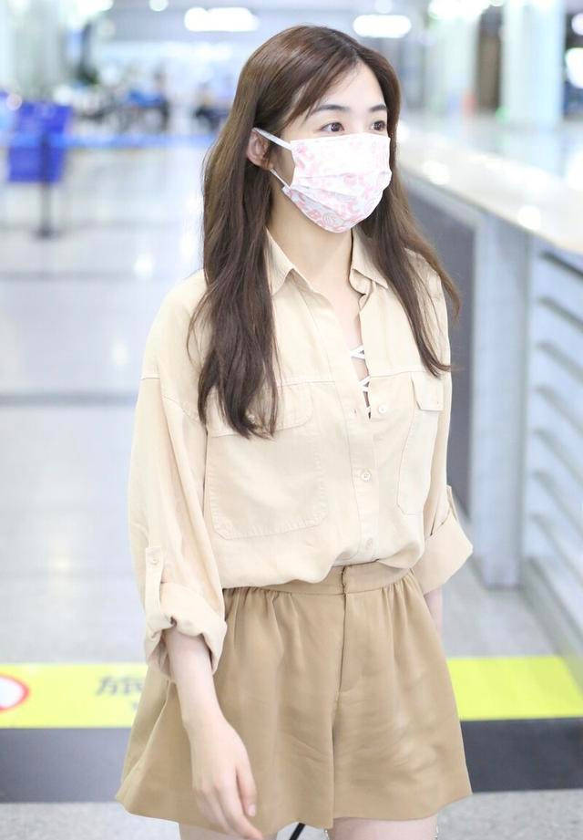 
张含韵引领燕麦色时尚 衬衫搭配短裤清新减龄 秋天这么穿真养眼|hth官网入口(图6)