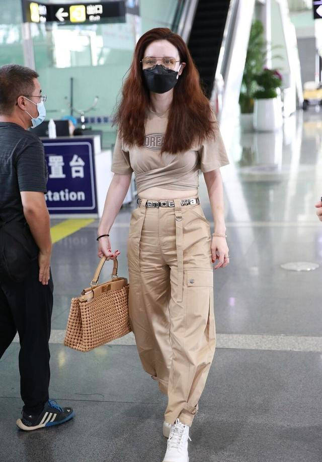 
张含韵引领燕麦色时尚 衬衫搭配短裤清新减龄 秋天这么穿真养眼|hth官网入口(图10)