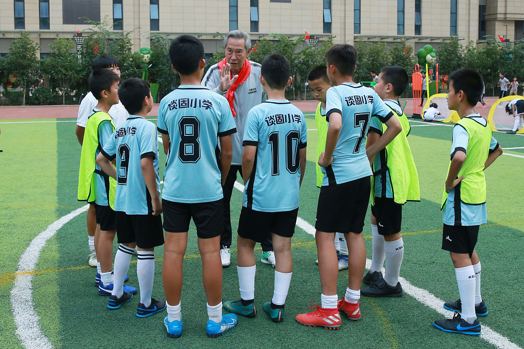 ‘hth官网入口’
明星从这里降生！足球城大连下层教练贾凌福和他的球星队员们(图3)