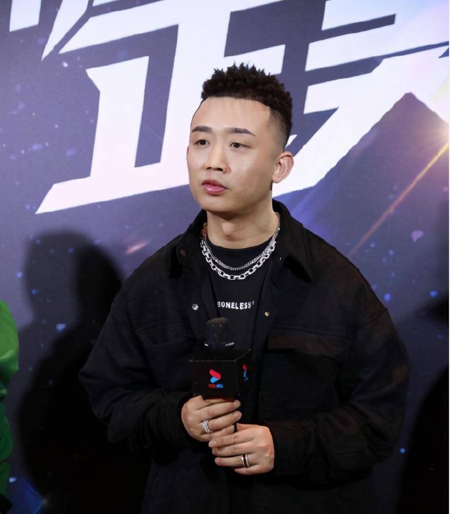 
NBA球星乌布雷 在肩膀纹了一个张译头像？真相很可笑也很暖！“hth官网入口”(图18)