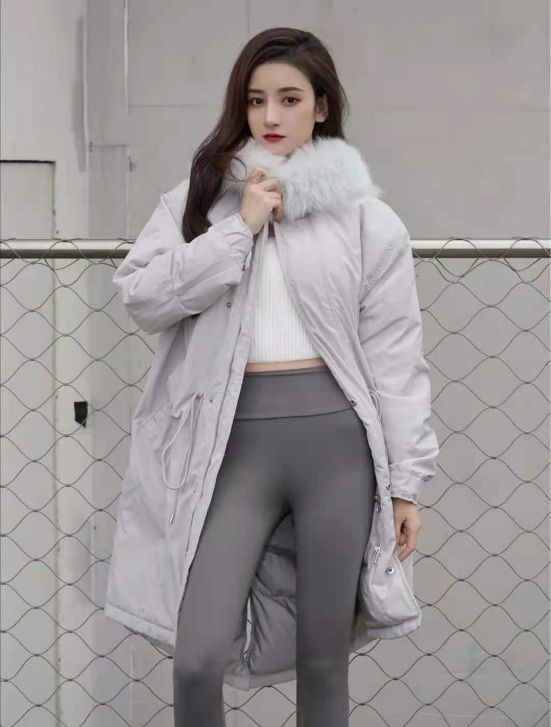 
长款羽绒服搭配什么裤子悦目_华体会体育hth官方网站(图9)